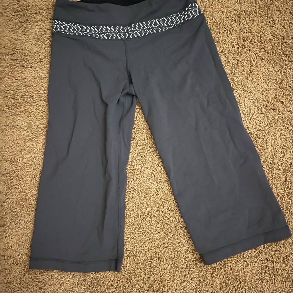 Lululemon Black Reversible Cropped Capris Womens size 6 or 8